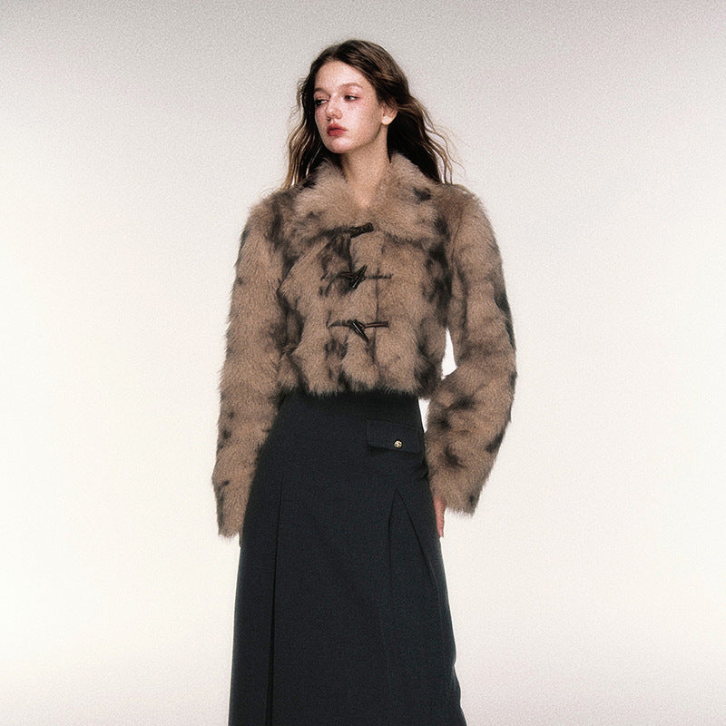 Modische Kurzjacke aus Kunstpelz mit Leopardenmuster und Hornknöpfen