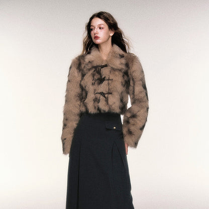 Modische Kurzjacke aus Kunstpelz mit Leopardenmuster und Hornknöpfen