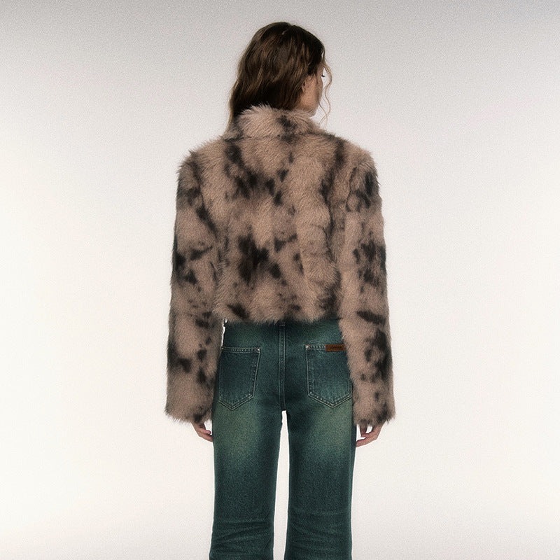Modische Kurzjacke aus Kunstpelz mit Leopardenmuster und Hornknöpfen