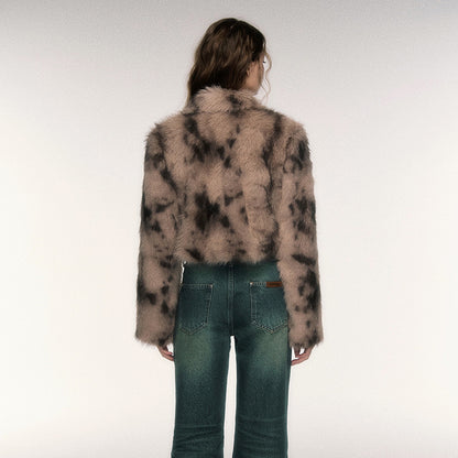 Modische Kurzjacke aus Kunstpelz mit Leopardenmuster und Hornknöpfen