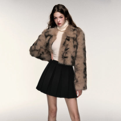 Modische Kurzjacke aus Kunstpelz mit Leopardenmuster und Hornknöpfen