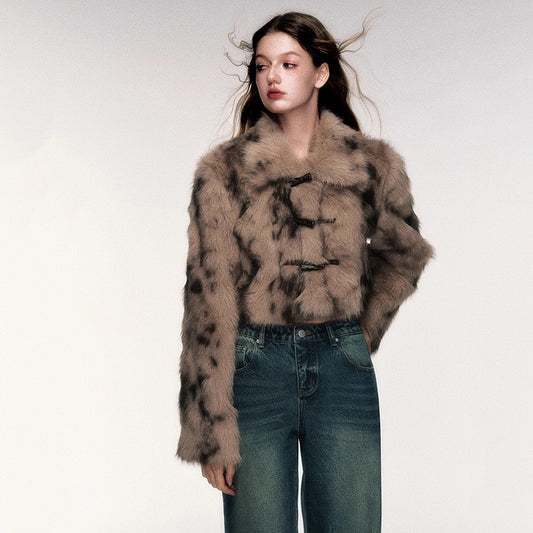 Modische Kurzjacke aus Kunstpelz mit Leopardenmuster und Hornknöpfen